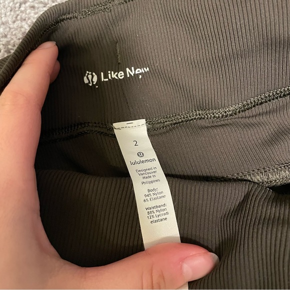 Lululemon Cropped Studio Pants Size 2 - Picture 6 of 8